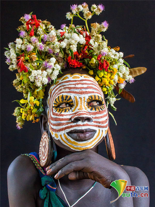 鲜花头饰搭配面部彩绘 非洲原住民展示传统之美