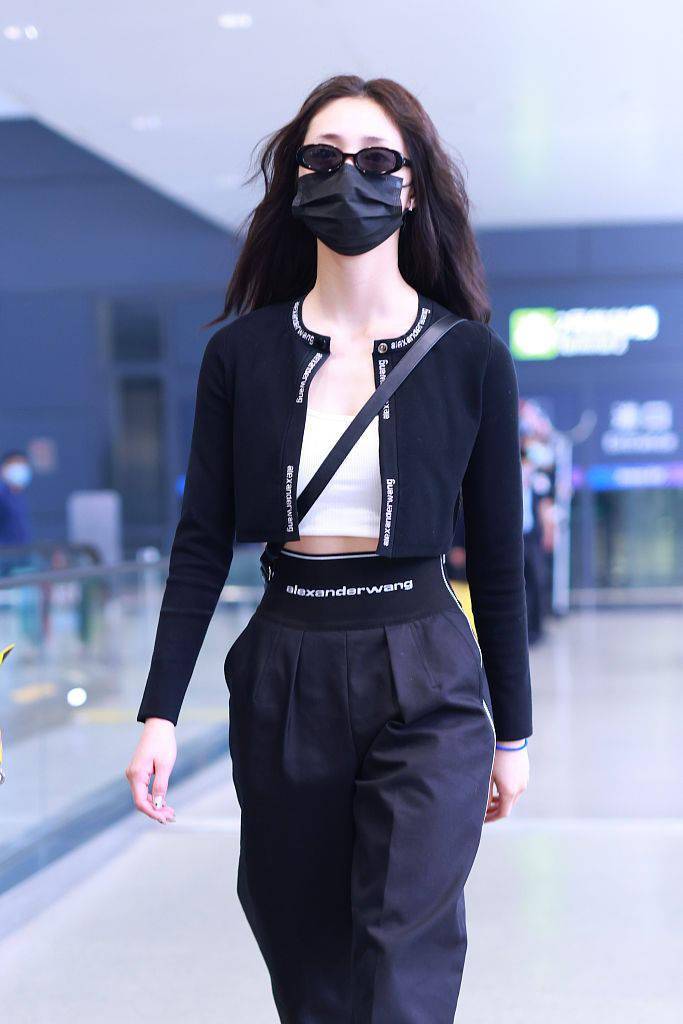 周洁琼穿露脐装秀a4腰 纯欲风穿搭性感撩人