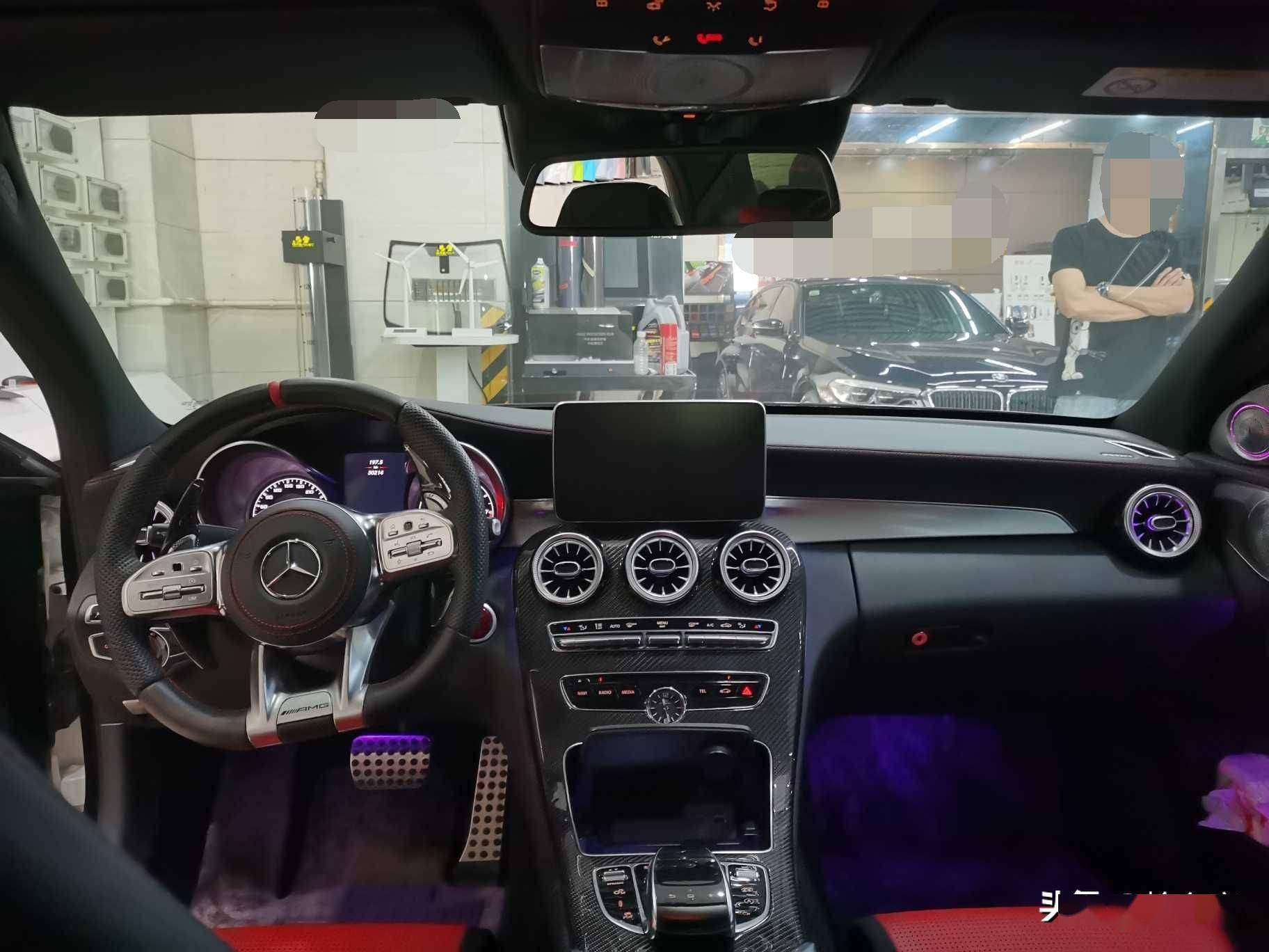 报价68万的奔驰c63,车头变形气囊弹爆,副驾小姐姐穿的太少?