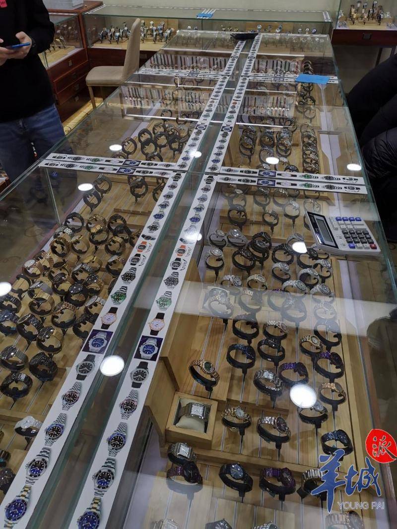 经侦查发现,该销售假冒名牌钟表的团伙以邓某为首,在站西路某商场租了
