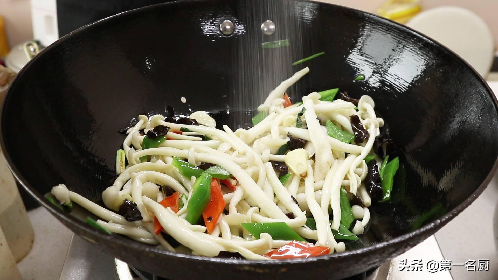 大厨教你做一道青椒白玉菇鲜香嫩滑又营养素菜中的美味佳肴