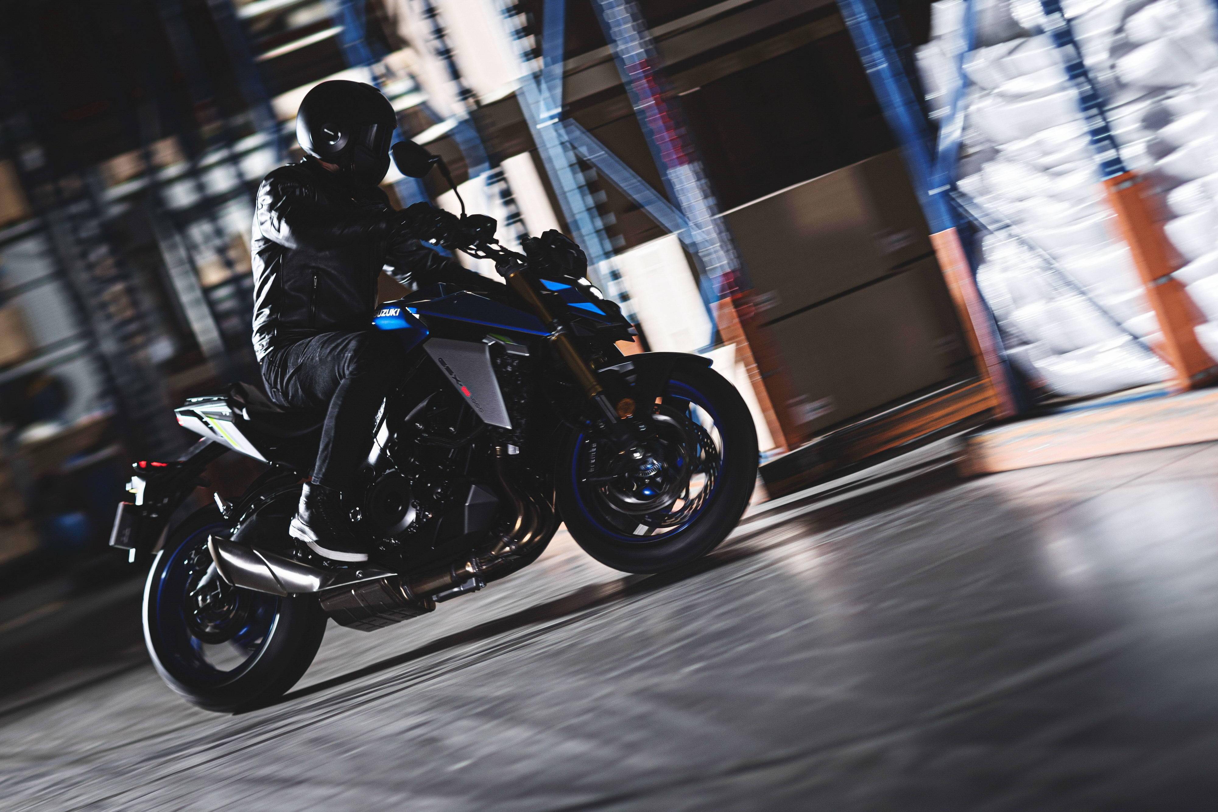 suzuki新一代运动街车2021gsxs1000户外特写