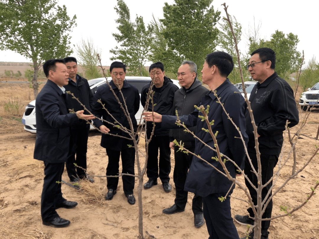 赤峰市林业和草原局局长李雨时,二级调研员曹显军,赤峰市林业科学研究