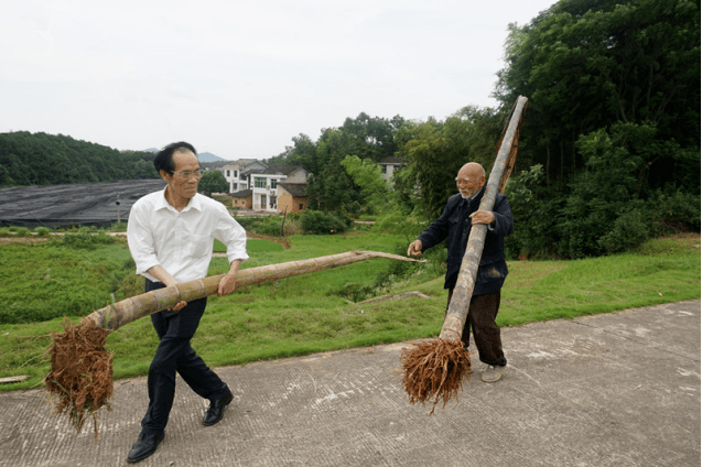 朱有志本是湖南省社会科学院院长,党组书记,但他却主动向组织请愿,要