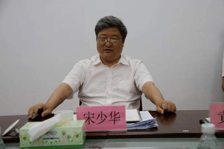 五指山市委书记宋少华到市信访服务中心开展接访活动