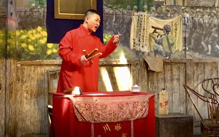 "老"茶"新"香,老茶馆里的青年说书人