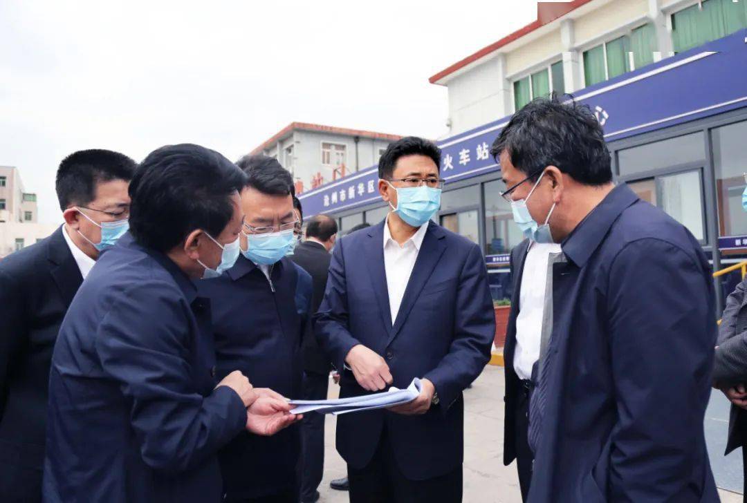 王景武一行先后到沧州火车站,信誉楼和文庙,向一线工作人员并通过他们