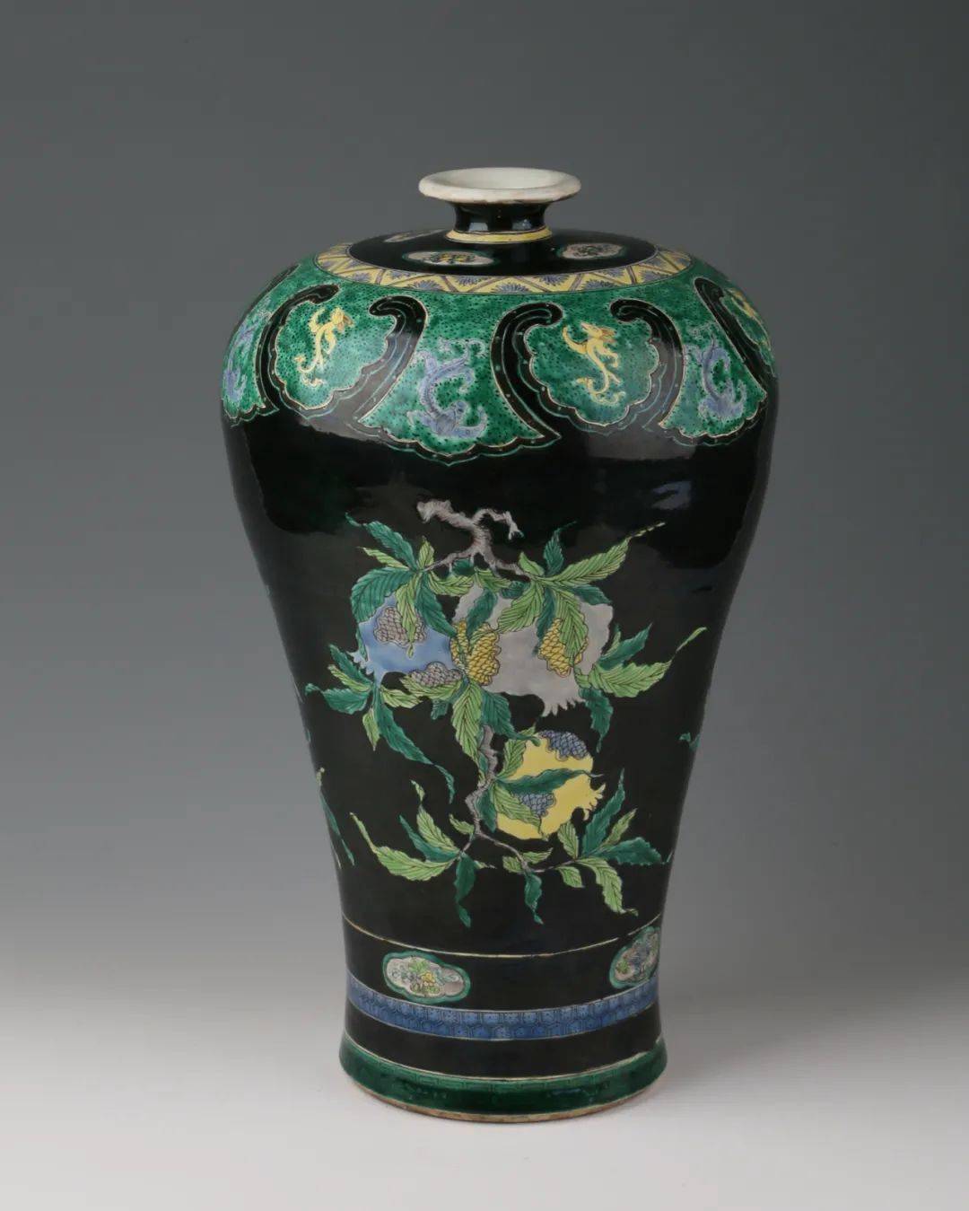 清代素三彩梅瓶