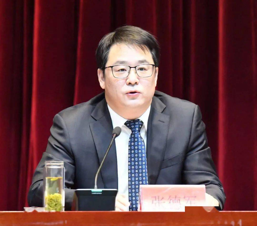市委书记张德军代表市四套班子向受到命名的先进表示祝贺,向奋战在全
