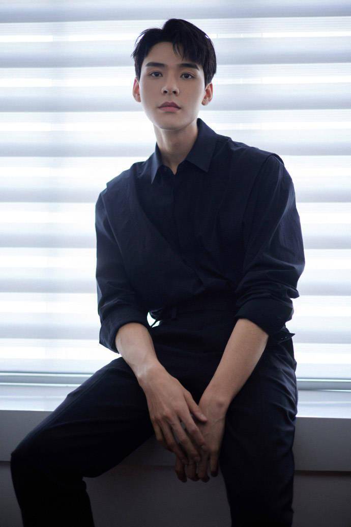 [消息]龚俊all black亮相上海ysl品牌活动 黑衬衫俊俊子再度刷新美貌