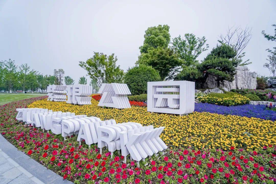 除了"光影水秀"五一假日驾驶非机动车的市民请将车辆停靠至湖山广场外