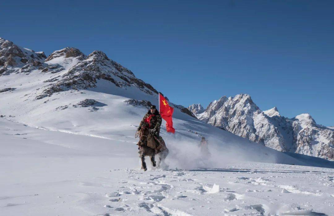 4新疆北疆可可托海,哈萨克族牧民用马拉爬犁拉着羊群过冬的草料,驰骋