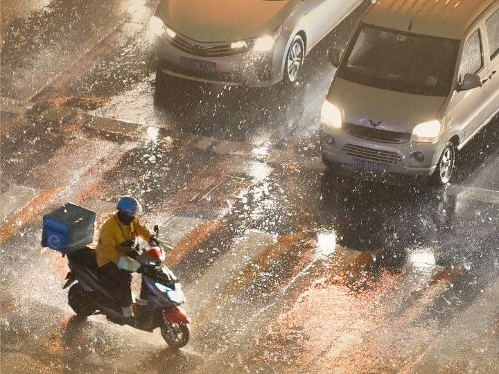 新华全媒 丨用"速度"换"温度":外卖骑手的津城"十二时辰"