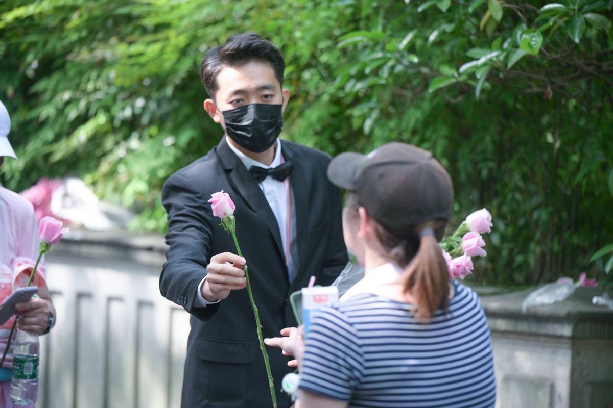 男模终点送玫瑰赛后提供化妆服务上马为女性跑者们量身定做了这样一场