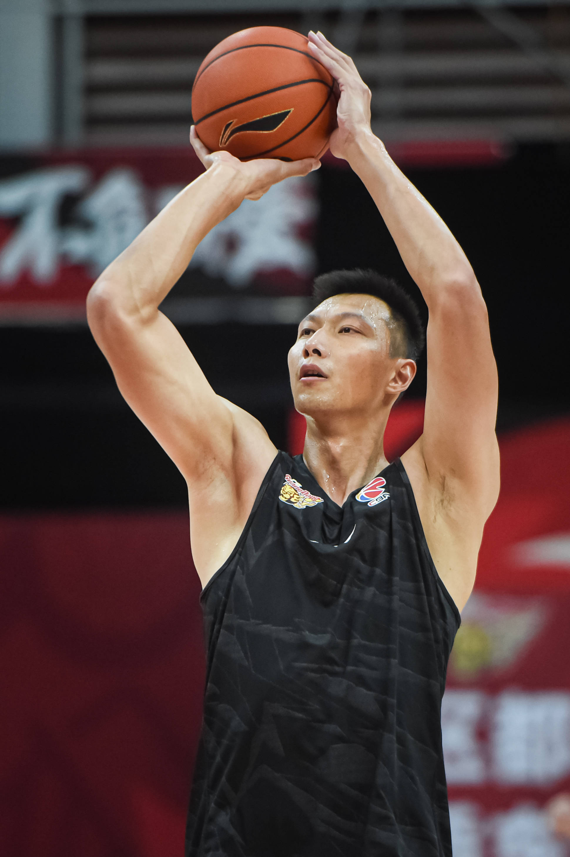 篮球cba总决赛广东东莞大益队赛前训练