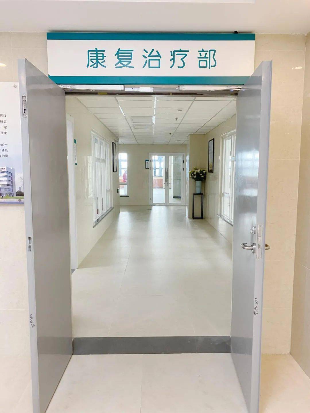 金湾区精神康复医院位于大林山东侧,机场高速南侧,建筑层数地上6层