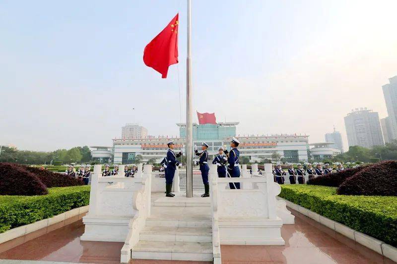 贵港市举行五一升国旗仪式 火焰蓝国旗护卫队精彩亮相