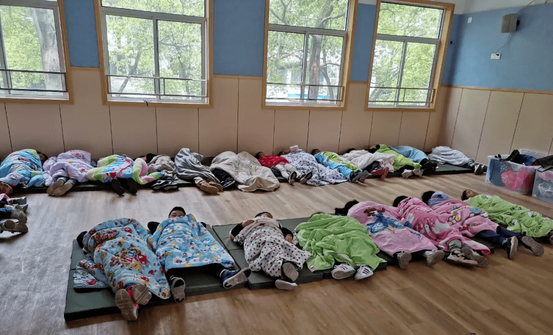 德胜小学的午睡管理老师根据学生午睡情况