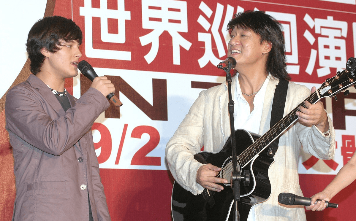 周华健的大鼻子好明显和混血儿子穿西装合照一看就是一家人