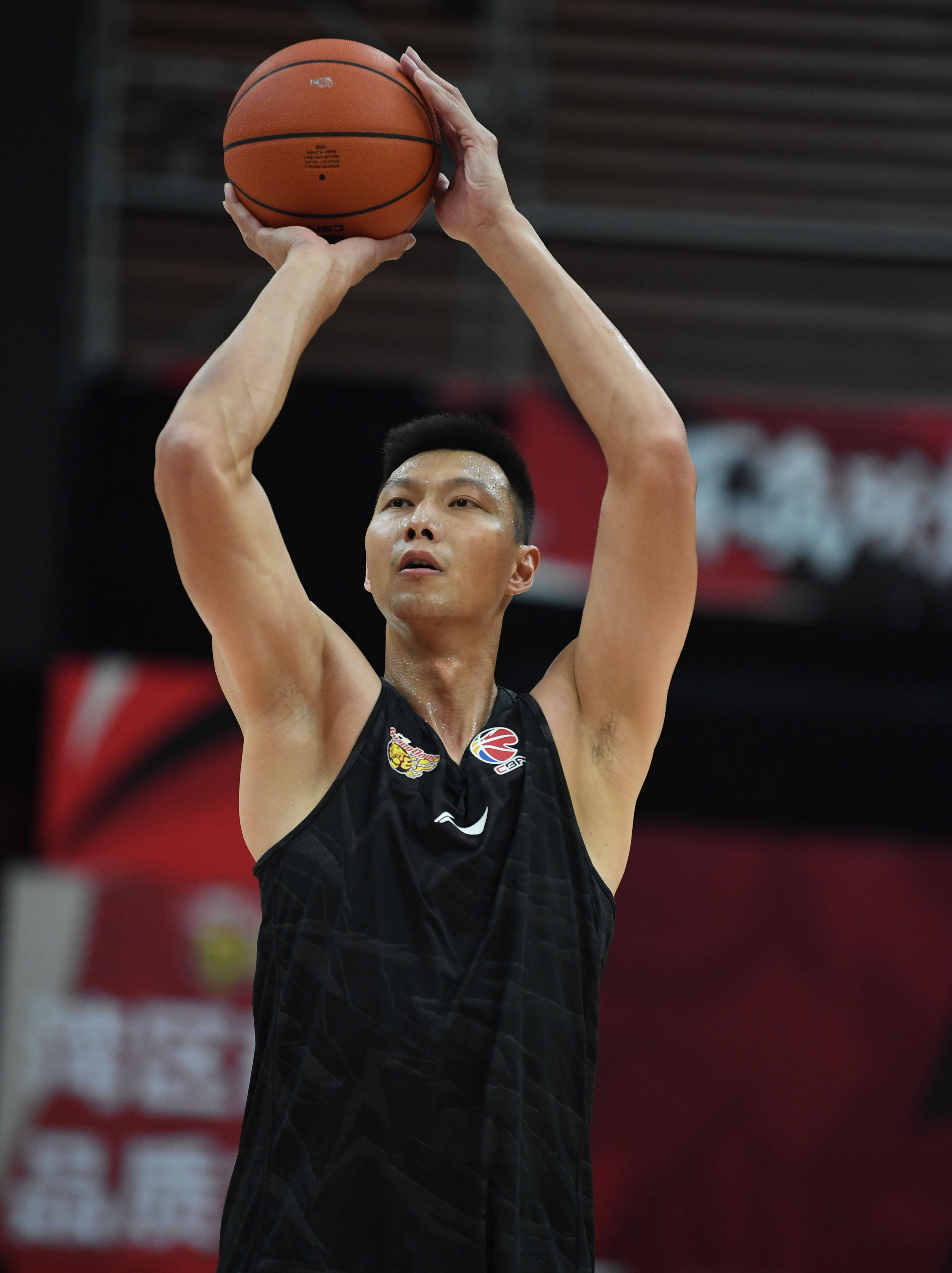 5月1日,广东东莞大益队球员易建联在训练中投篮