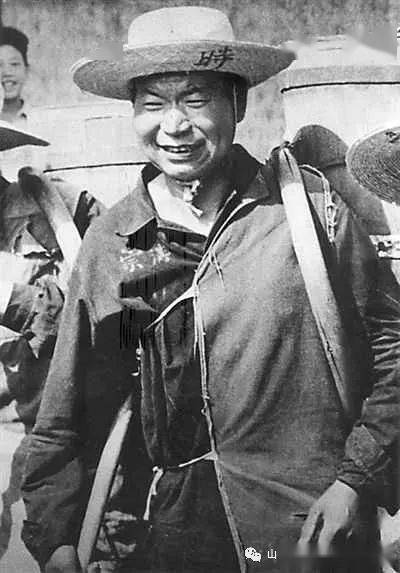 甘当人民勤务员的掏粪工人——时传祥,是一位"宁肯一人臭,换来万户香"