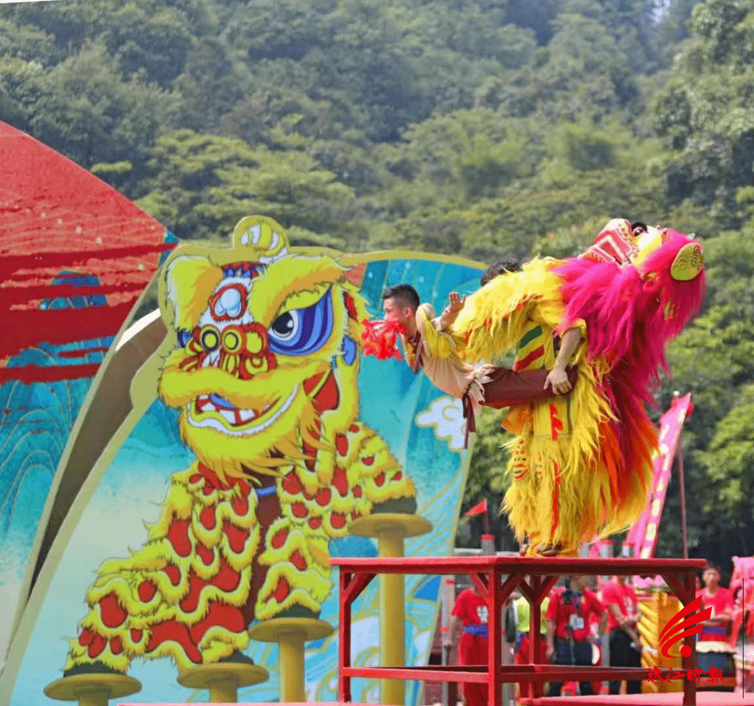 在西樵山天湖公园上演全国南北狮王争霸赛暨水上双狮挑战赛2021"
