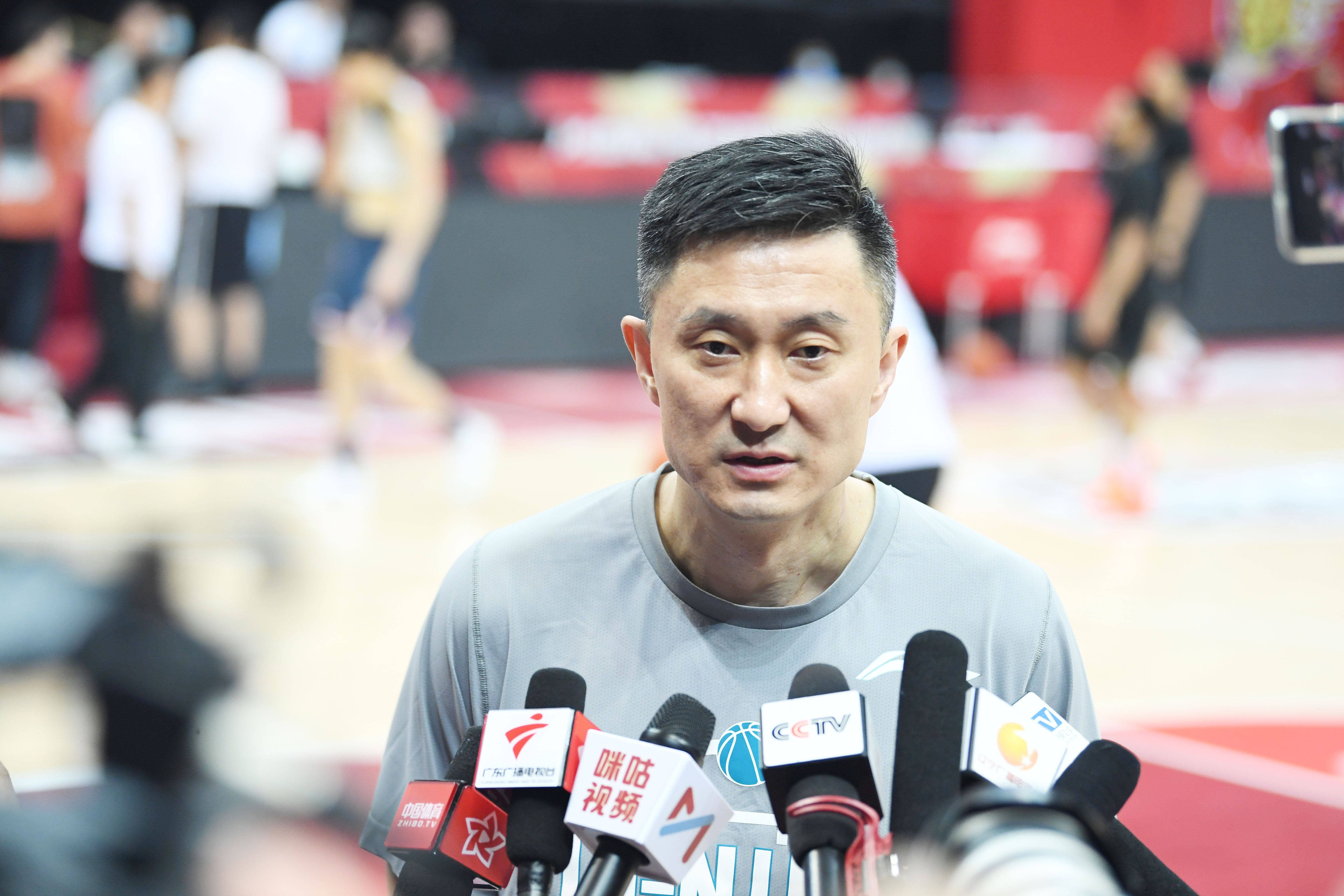 5月1日,广东东莞大益队主教练杜锋在训练结束后接受媒体采访
