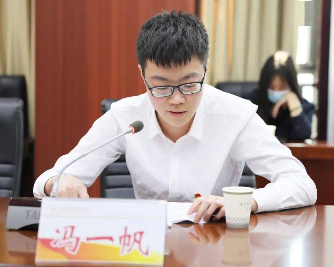 学校召开五四青年师生座谈会