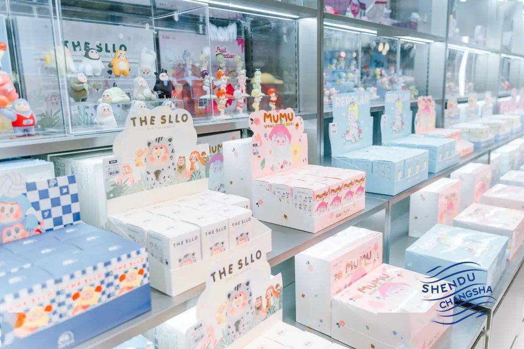 排队堪比茶颜悦色！长沙网红新地标TOP TOY全球潮玩集合店空降国金街！_娃娃