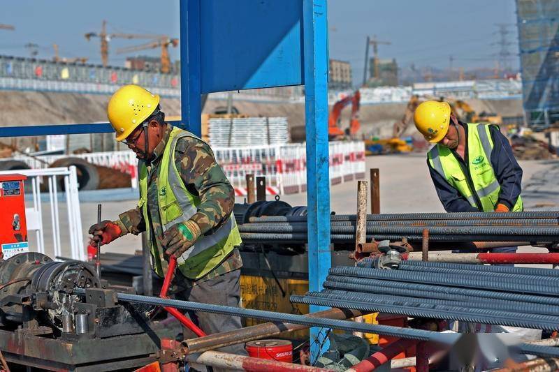 五一假期建筑工人奋战一线赶工期