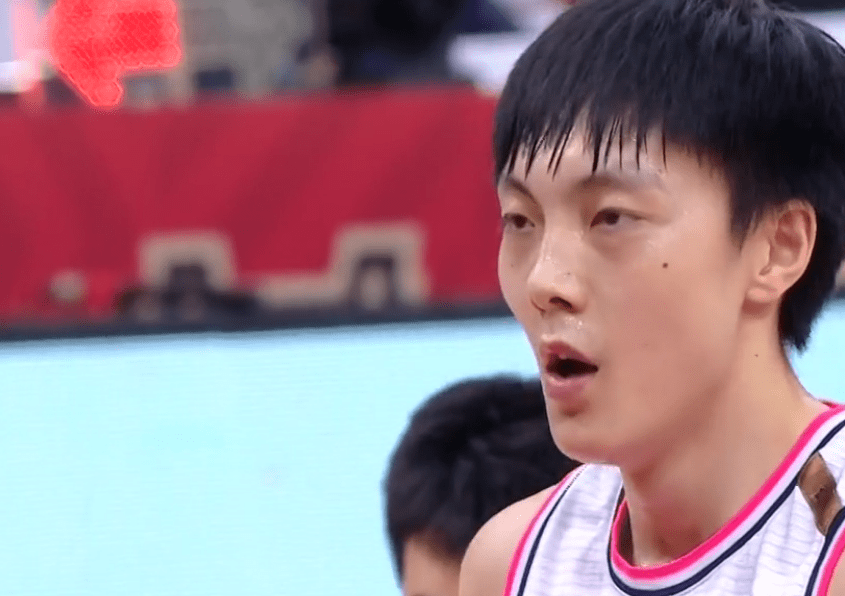 广东男篮三连冠队史第11冠到手胡明轩妈妈哭了郭艾伦也哭了