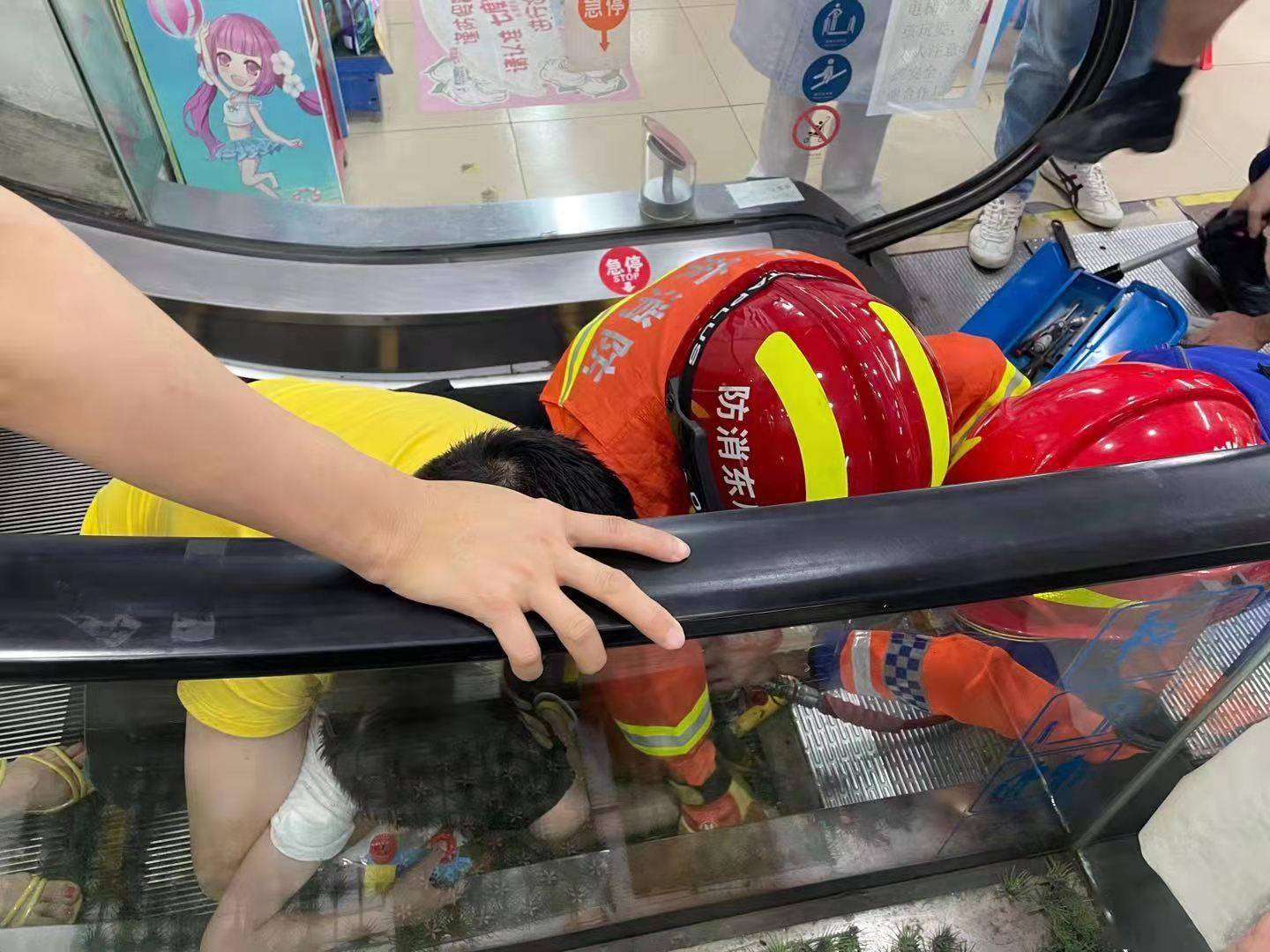 一男童的脚被卡超市扶梯东莞市虎门消防官兵及时施救