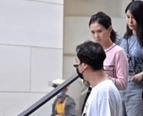 王思聪与堂妹逛街被拍,全身大牌颜值似路人