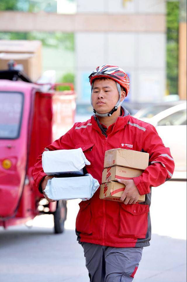 "五一"小长假期间,城市中依然能见到"快递小哥"忙碌穿梭的身影,是他们
