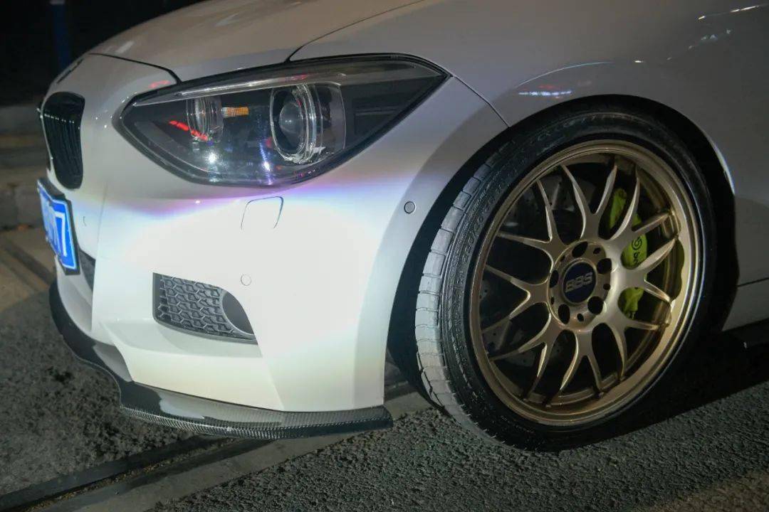 跑车的车牌装在哪个位置 6434ea9e6f2a43968c4a3f6e16d31bcc.jpeg