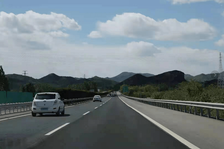 出行| 违法占用应急车道 高速交警严查_高速公路