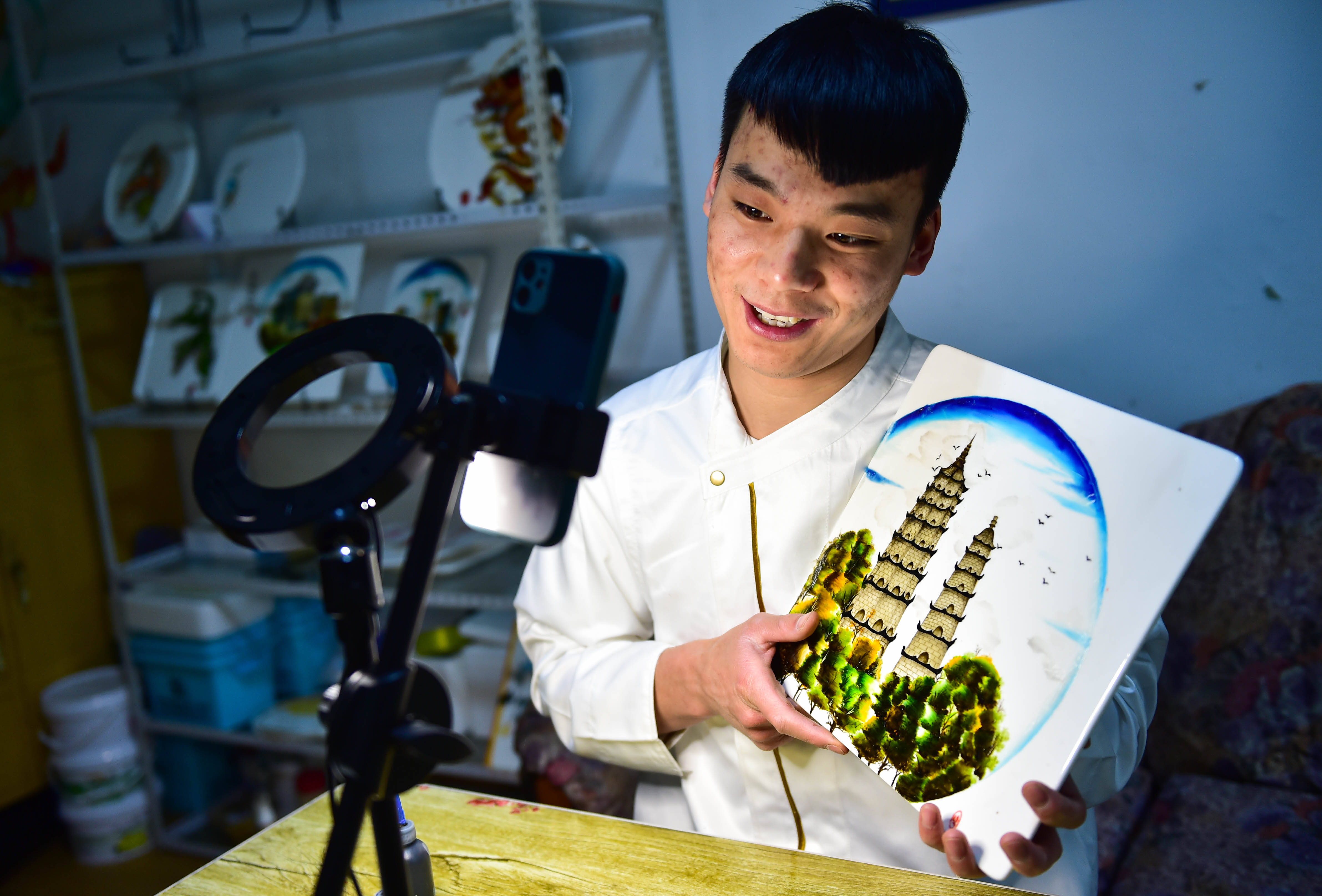 小小果酱画出"95后"青年人生色彩