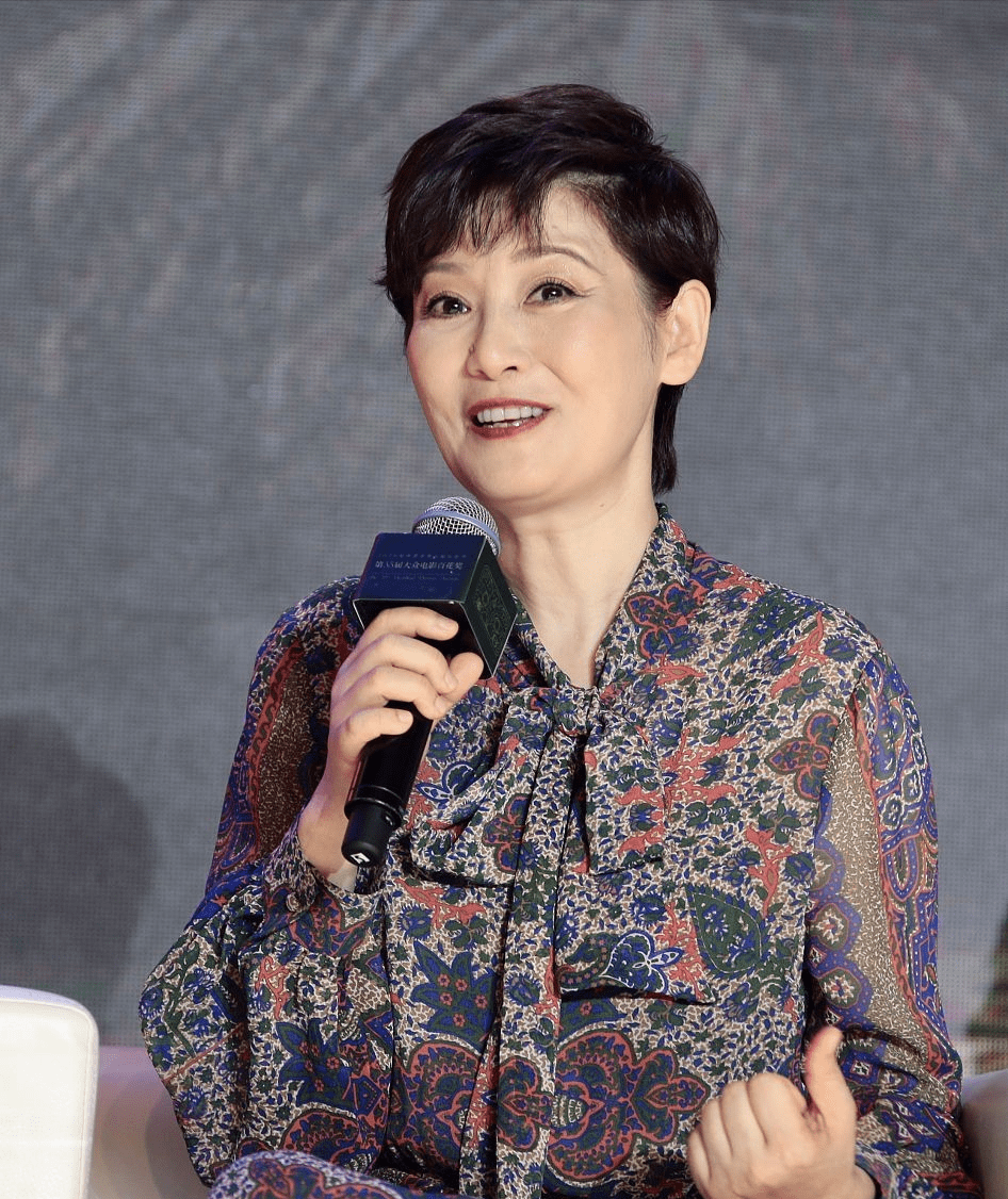 妈妈辈的徐帆真优雅脸上皱纹挺真实花裙子盖不住端庄气质