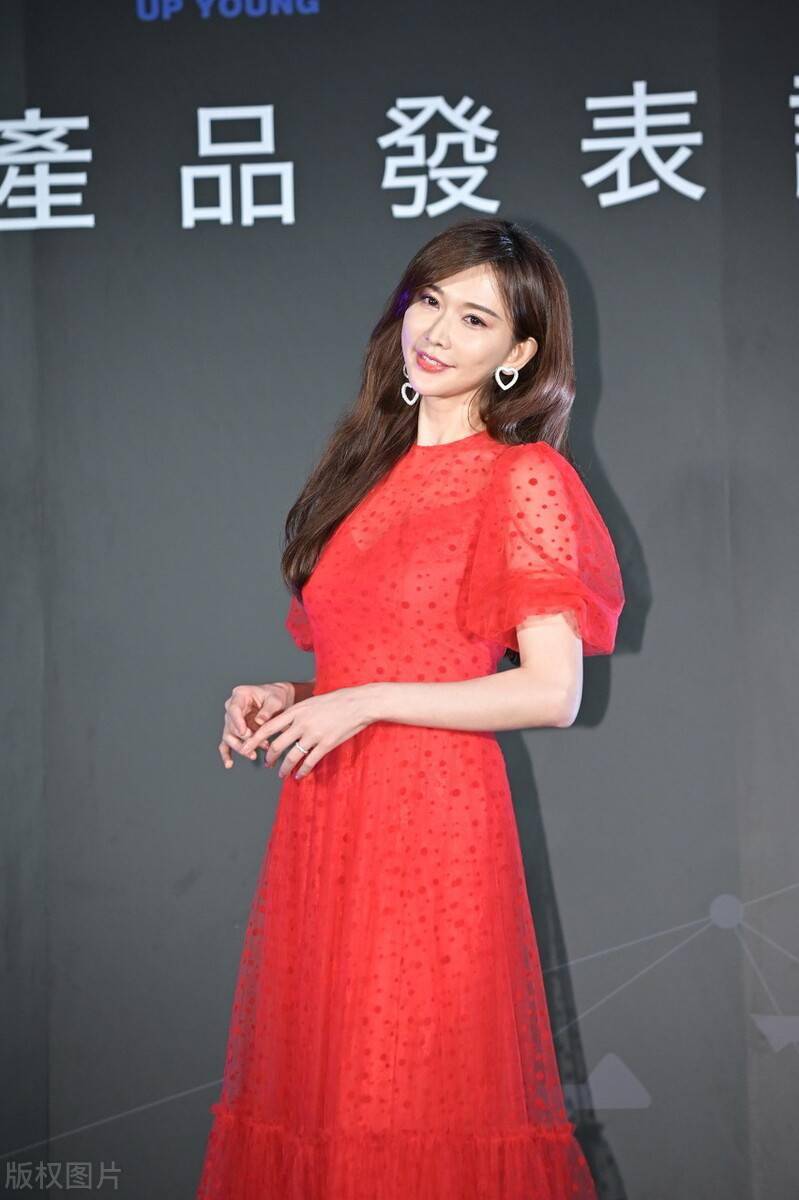 台湾第一美人林志玲穿棕色深v礼服秀身材让人心动的模样