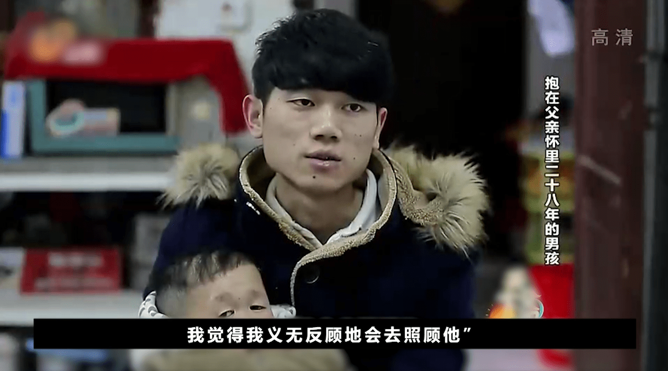 纪录片:这个28岁青年比2岁幼童还矮,家人曾无奈将他送进幼儿园!_吴康