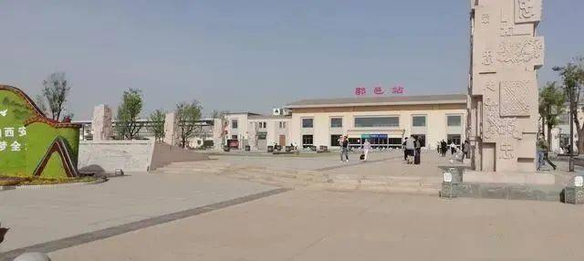 站至西成客专鄠邑站,西安市民可通过地铁换乘9106路公交车直达鄠邑区