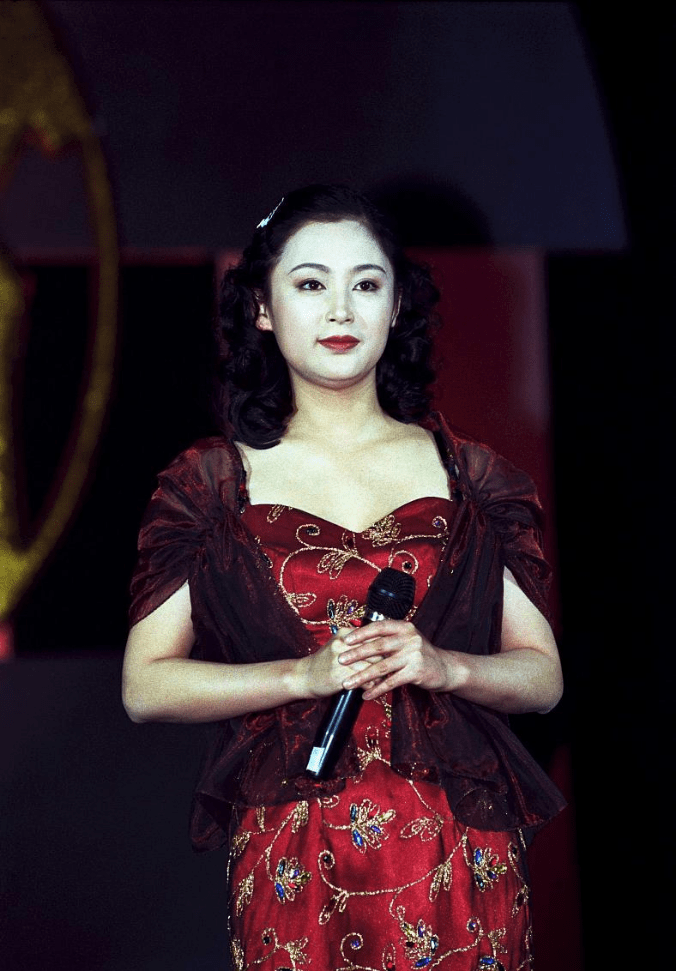 陈红的造型也挺不保守的红裙配上黑丝更惹眼上身的裙子还开口