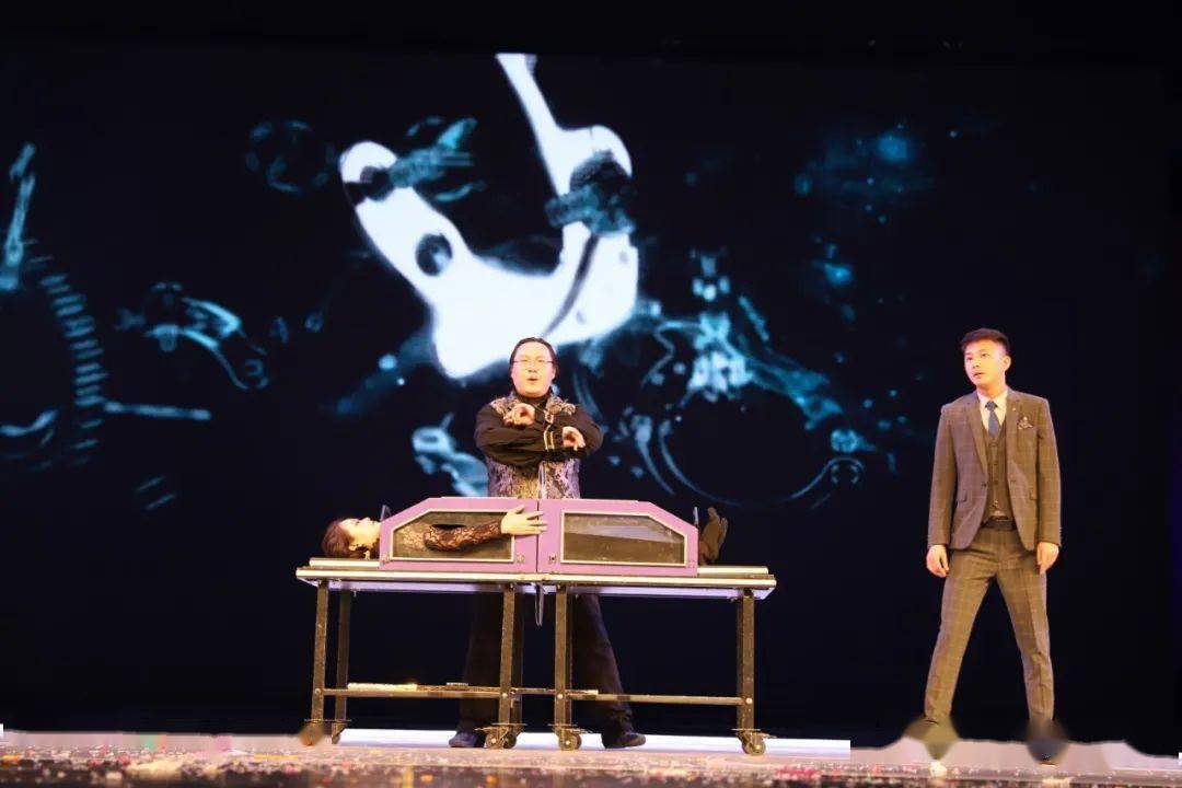 昨晚在临夏市上演的奇幻之旅61魔术专场现场观众直呼刺激