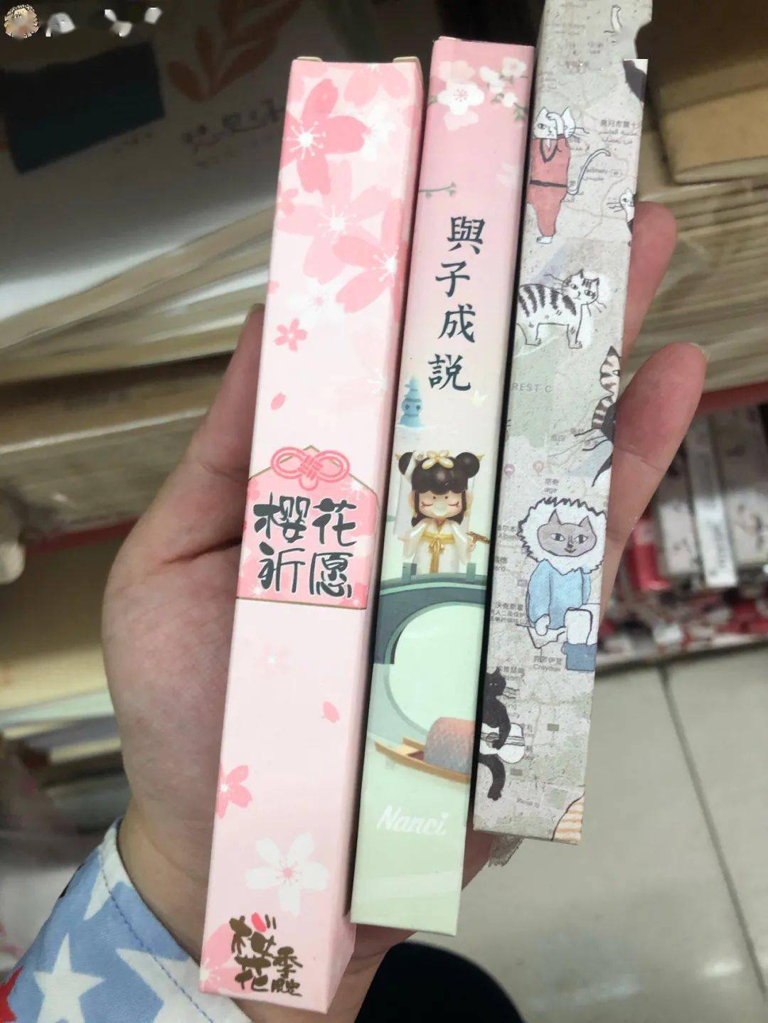 记者看到这些盲盒盲袋外包装大多有卡通图案有的装印着祈愿