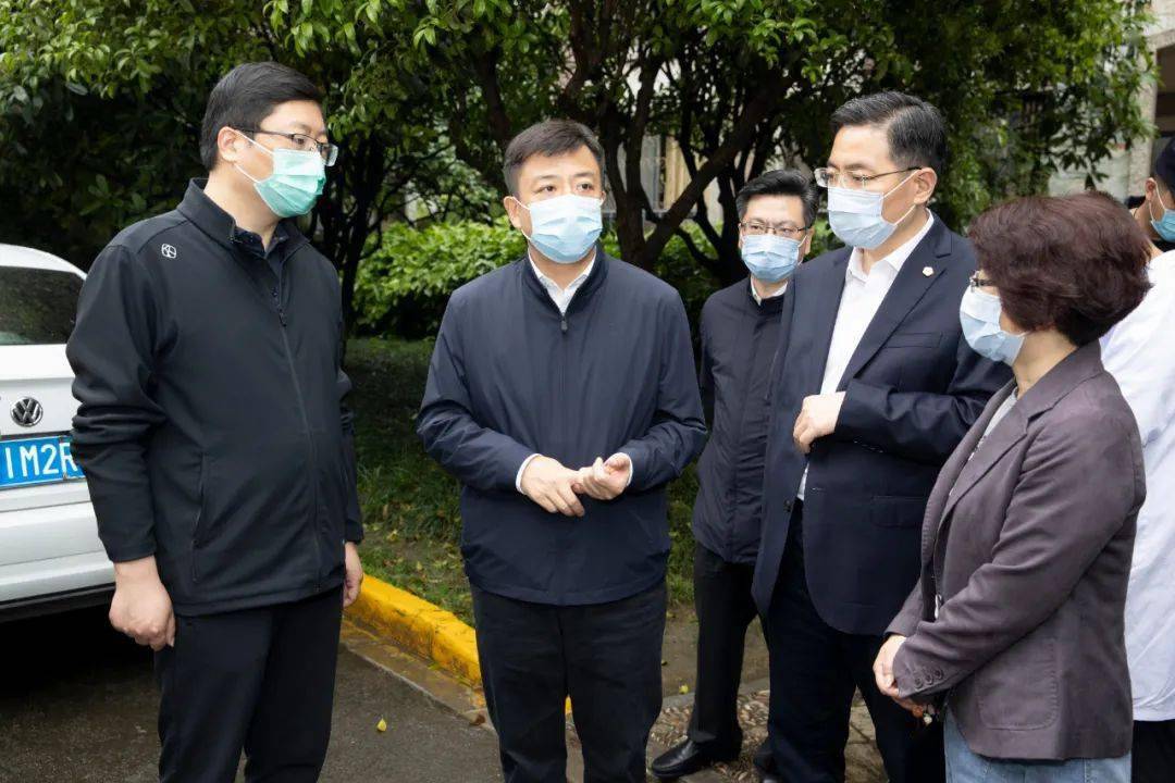 杜小刚四不两直检查节日值班值守防汛防疫和商场运行情况