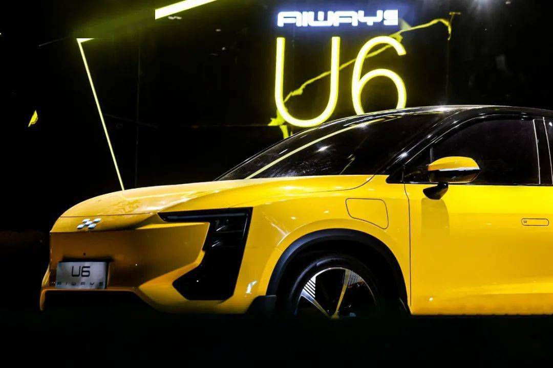 潮流黄巨型充电宝空降国潮音乐节潮酷新能源汽车震撼来袭