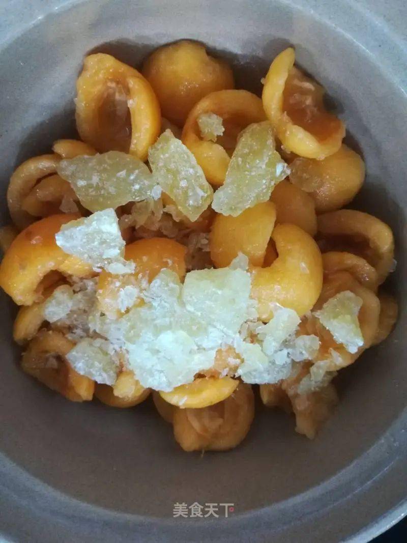 5. 将枇杷果肉用清水冲洗一遍倒入砂锅,放入冰糖.