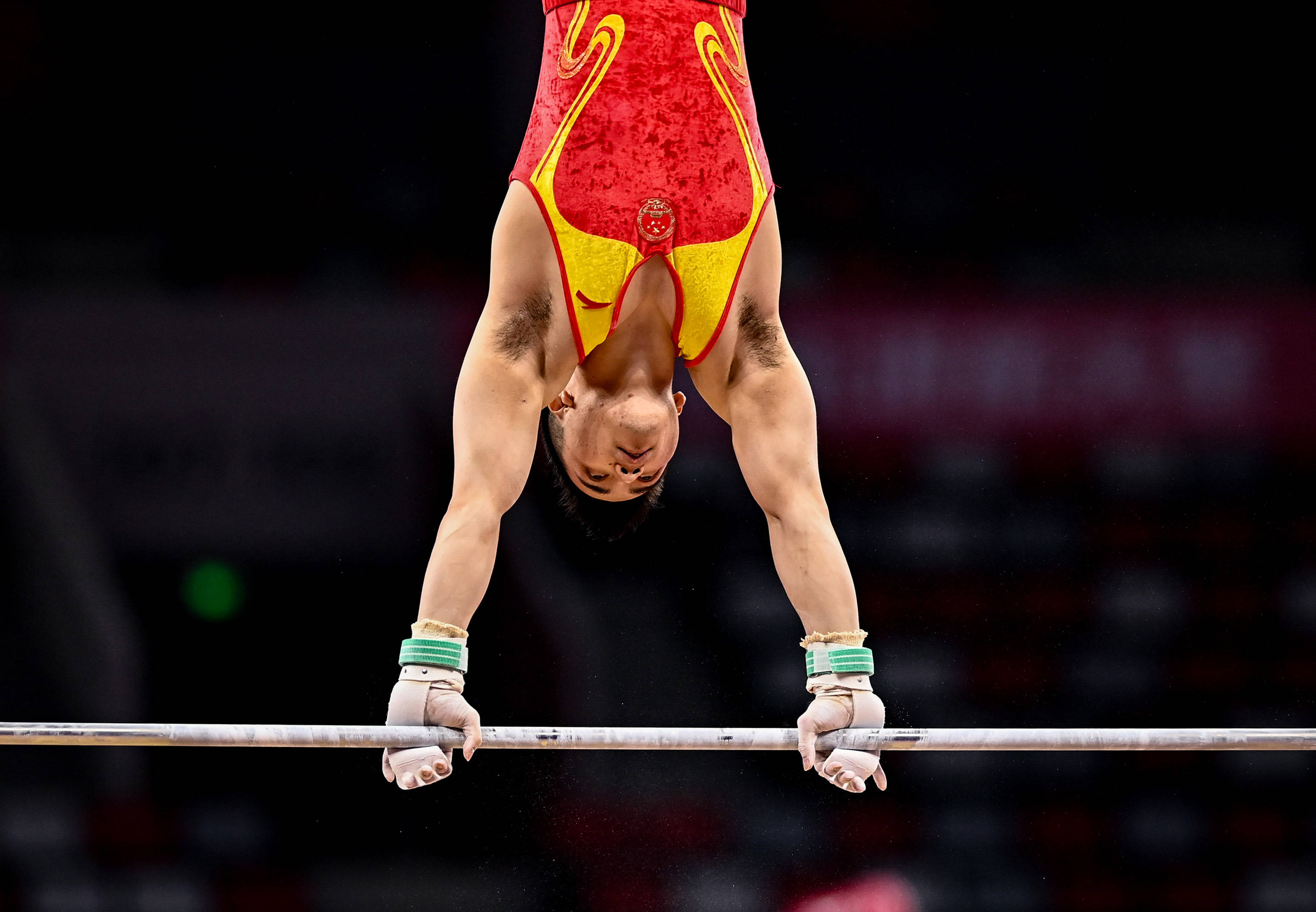 5月4日,福建队选手林超攀在单杠比赛中.最终他以84.