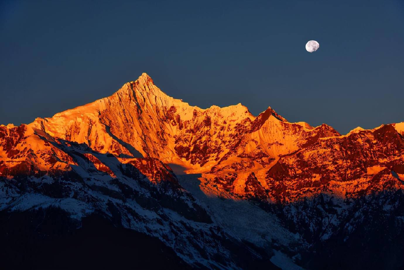 云南省卡瓦格博峰,是全世界公认最美丽雪山,被誉为雪山之神