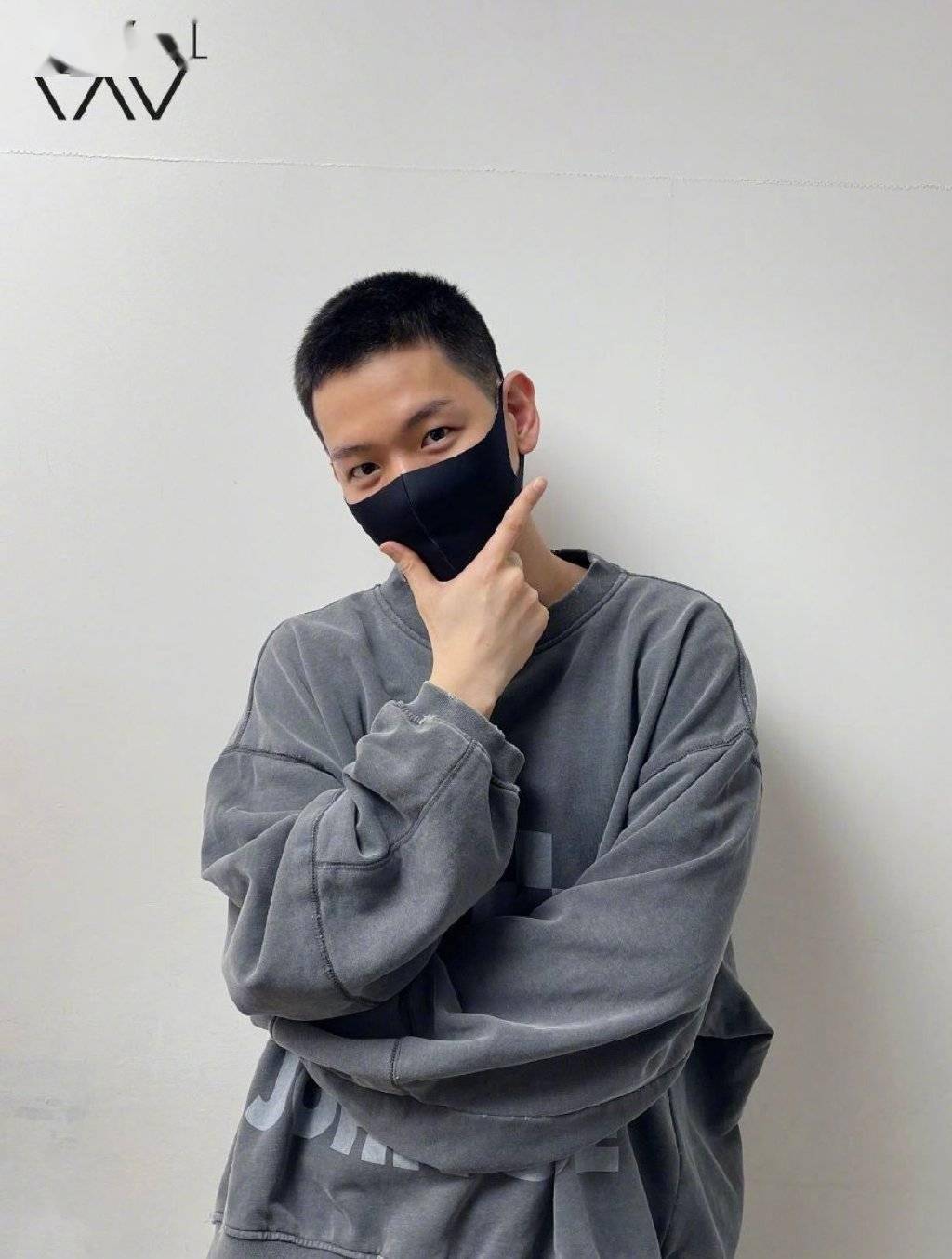 伯贤入伍前拍摄的寸头照和摸头照公开